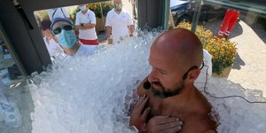 O Γιόζεφ Κέμπερλ σ' ένα γυάλινο κουτί με παγάκια στο Μελκ της Αυστρίας