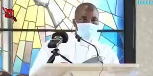 Η στιγμή που ο ιερέας σωριάζεται από τον άμβωνα στο έδαφος