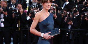 Η Κάρλα Μπρούνι με μπλε σατέν φόρεμα στις Κάννες