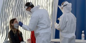 Γυναίκα υποβάλλεται σε τεστ για το νέο κορωνοϊό στην Τσεχία