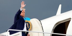 Ο πρόεδρος των ΗΠΑ, Ντόναλντ Τραμπ επιβιβάζεται στο Air Force One