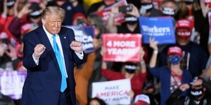 O πρόεδρος των ΗΠΑ, Ντόναλντ Τραμπ χορεύει στους ρυθμούς του YMCA 