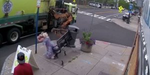 H στιγμή που η ηλικιωμένη γυναίκα εκσφενδονίζεται από το παγκάκι