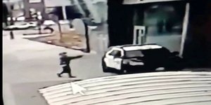 H στιγμή που ο δράστης ανοίγει πυρ κατά των δύο αστυνομικών