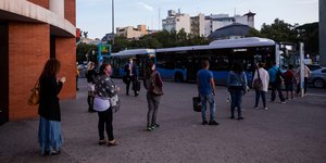 Μάσκες και social distancing σε στάση λεωφορείων στη Μαδρίτη 