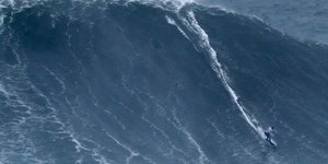 H Βραζιλιάνα σέρφερ Μάγια Γκαμπέιρα εν δράσει
