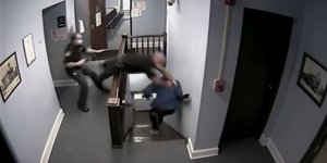 O σερίφης κάνει βουτιά για να αποτρέψει την απόδραση του κρατουμένου