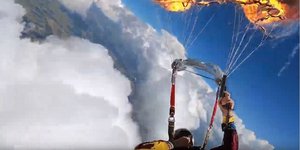 H στιγμή που ο αθλητής βάζει φωτιά στο αλεξίπτωτό του