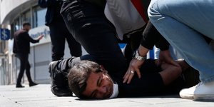 Toύρκοι αστυνομικοί συλλαμβάνουν διαδηλωτή