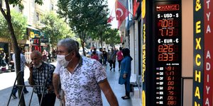 Ανταλλακτήριο συναλλάγματος σε κεντρικό δρόμο της Κωνσταντινούπολης