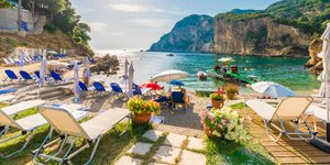 αδειες ξαπλώστρες 