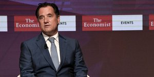 Ο υπουργός Ανάπτυξης, Άδωνις Γεωργιάδης με σακάκι και γκρι γραβάτα