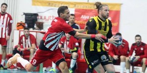 Φάση από το ντέρμπι ΑΕΚ-Ολυμπιακός στο χάντμπολ