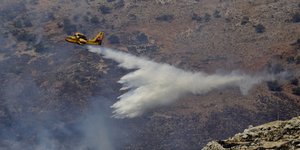 αεροπλάνο ριχνει νερό