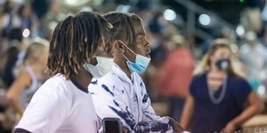 Αμερικανοί με μάσκες για τον κορωνοϊό