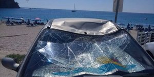 Οι ζημιές στο σταθμευμένο αυτοκίνητο