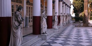 αγαλματα κολωνες