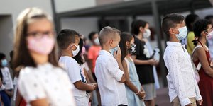 Μικροί μαθητές με μάσκες στον αγιασμό της νέας σχολικής χρονιάς