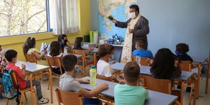 παππας μεσα στην ταξη
