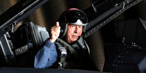 Ο Χουλουσί Ακάρ σε κόκπιτ Τουρκικού F-16