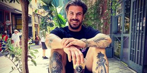 Ο Ακης Πετρετζίκης κρατάει καφέ