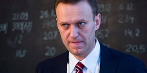 Ο Αλεξέι Ναβάλνι με κοστούμι και γραβάτα