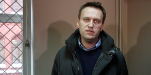 Ο Αλεξέι Ναβάλνι με μαύρο μπουφάν και πουλόβερο