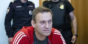 O Αλεξέι Ναβάλνι υπό την επιτήρηση αστυνομικών