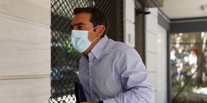Ο πρόεδρος του ΣΥΡΙΖΑ με μάσκα προσέρχεται στο Πολιτικό Συμβούλιο του κόμματος