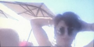 Περιφερειακή σύμβουλος βγήκε σε τηλεδιάσκεψη από ξαπλώστρα