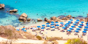 αμμουδιά μπλε ομπρελες 