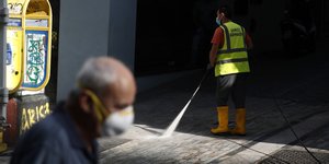 Ενας ηλικιωμένος με μάσκα