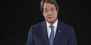 Νίκος Αναστασιάδης κοιταζει καμερα