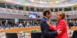 Εναγκαλισμός Μέρκελ και Αναστασιάδη