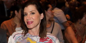 Η Αννα Μισέλ Ασημακοπούλου χαμογελαστή