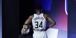 Ο Αντετοκούνμπο αποχωρεί στα αποδυτήρια