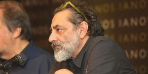 Ο Αντώνης Καφετζόπουλος με γυαλιά ηλίου