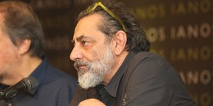 Ο Αντώνης Καφετζόπουλος με γυαλιά ηλίου