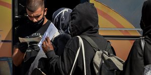 αντρας ελεγχει χαρτια