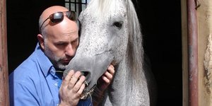 αντρας με αλογο