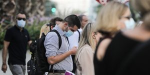 Αντρας με μάσκα στην Αθήνα