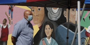 αντρας με μασκα γκραφιτι 