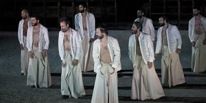 παρασταση αντρες με φουστες