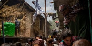 αντρες πηδανε στον αερα 