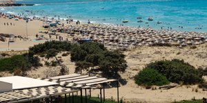 καλοκαιρι αμμουδια ξαπλωστρες