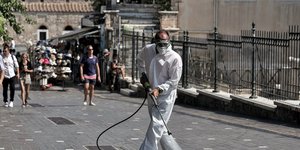 Απολύμανση στην Πύλη Ανδριανού