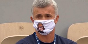 Ο Απόστολος Τσιτσιπάς με μάσκα που έχει τον γιο του Στέφανο