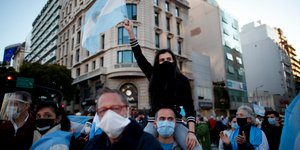 Την ώρα που πυκνώνουν οι διαδηλώσεις κατά των περιοριστικών μέτρων