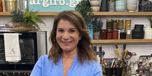 H Αργυρώ Μπαρμπαρίγου κρατάει δίσκο