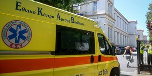 ασθενοφορο μπαινει σε νοσοκομειο